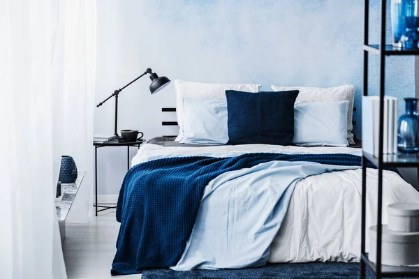 Темно Синее Одеяло Кровати Пастельной Спальне Лампой Столе — стоковое фото