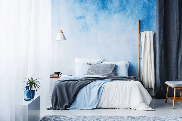 Ropa Cama Gris Azul Cama Espacioso Interior Del Dormitorio Con — Foto de Stock