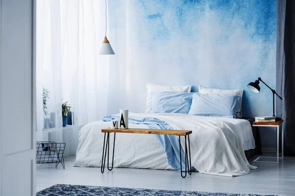 Lamp Houten Tafel Naast Een Blauw Wit Bed Slaapkamer Interieur — Stockfoto