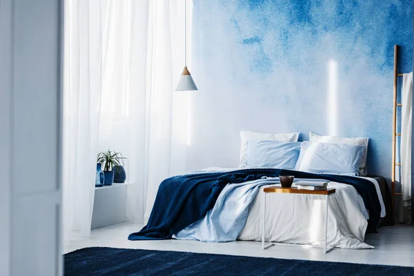 Tafel Voor Bed Met Marine Blauwe Deken Slaapkamer Interieur Met — Stockfoto