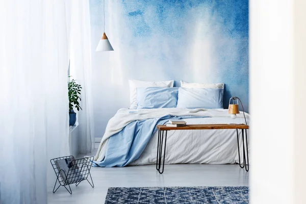 Gedessineerde Rug Boeken Tafel Blauwe Slaapkamer Interieur Met Pastelkleurige Kussens — Stockfoto