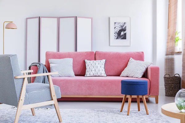 Tabouret Bleu Côté Canapé Rose Dans Salon Lumineux Intérieur Avec — Photo