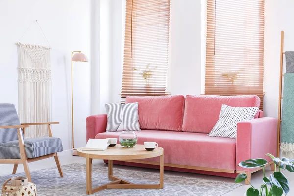 Wzorzyste Fotel Obok Różowy Sofa Jasne Wnętrze Płaskie Drewnianym Stołem — Zdjęcie stockowe