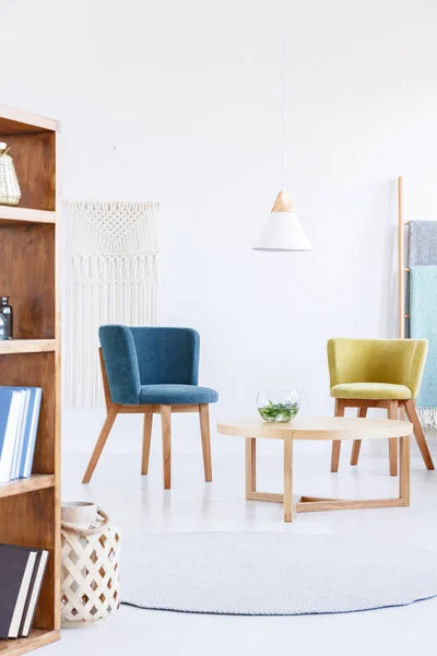 Foto Real Uma Poltrona Azul Amarela Lado Uma Mesa Madeira — Fotografia de Stock