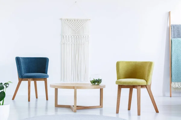 Drewniany Stół Między Niebieski Zielony Fotel Minimalnym Jasny Salon Wnętrza — Zdjęcie stockowe