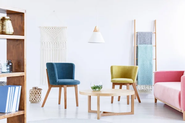 Blauer Und Grüner Sessel Modernen Wohnzimmerinterieur Mit Rosa Sofa Und — Stockfoto