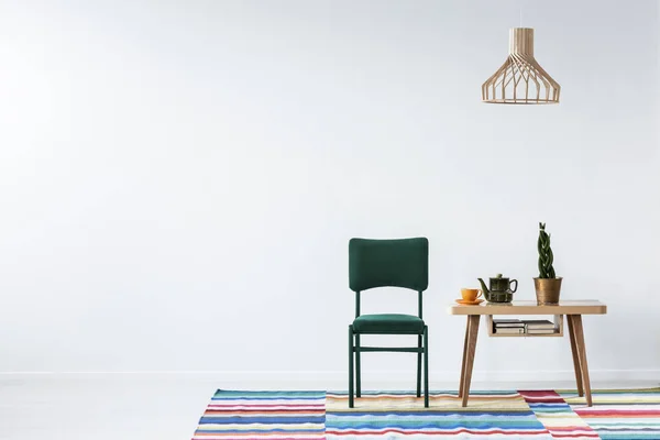 Kursi Hijau Sebelah Meja Kayu Karpet Berwarna Warni Interior Ruang — Stok Foto