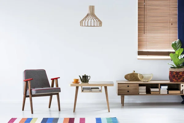 Grijze Fauteuil Naast Een Houten Tafel Kast Retro Woonkamer Interieur — Stockfoto