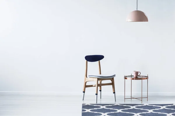 Chaise Bois Côté Table Cuivre Sous Lampe Rose Intérieur Minimal — Photo