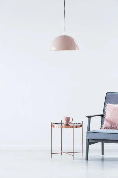 Roze Lamp Boven Koperen Tabel Naast Een Blauwe Leunstoel Pastel — Stockfoto