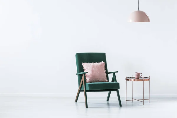 Roze Kussen Groene Leunstoel Naast Een Koperen Tabel Witte Eenvoudig — Stockfoto