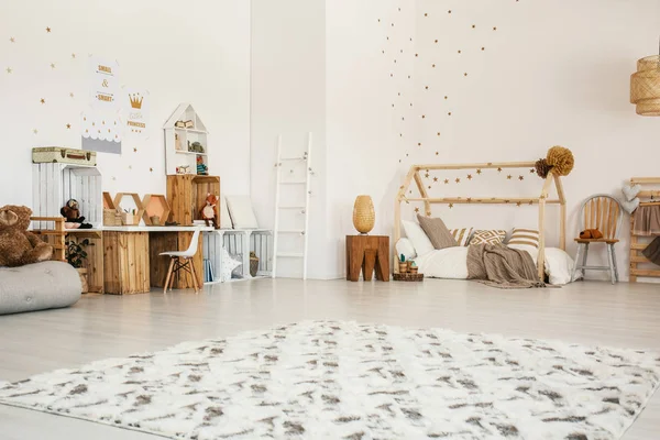 模様の敷物 木製の机 ハウス ベッドとおもちゃと女の子の寝室のインテリアのローアングル — ストック写真