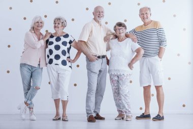 Grup hevesli üst düzey insan. Yaşlı insanlar arasındaki dostça ilişki