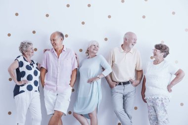 Moda giysiler stüdyoda poz büyükleri gülümseyen hevesli