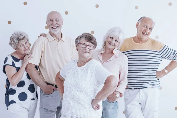 Feliz Sonriente Grupo Personas Mayores Divierten Durante Reunión —  Fotos de Stock