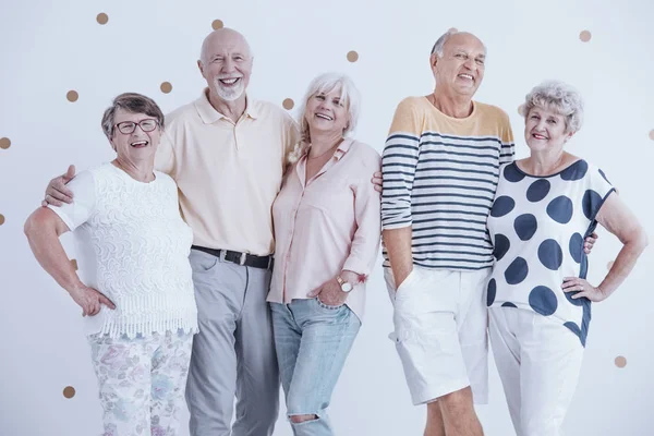 Amici Anziani Sorridenti Che Abbracciano Incontro Degli Anziani — Foto Stock