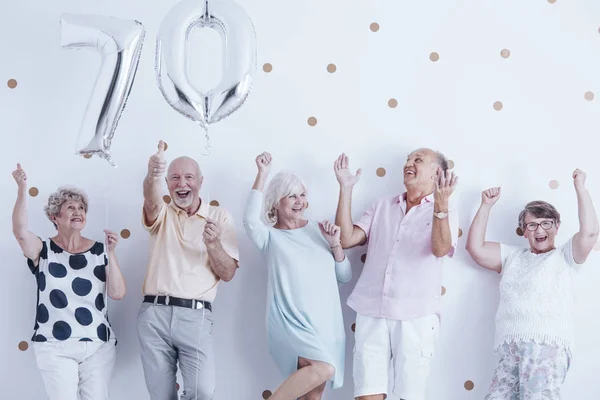 Anziani Sorridenti Che Festeggiano Con Palloncini Argento Durante Festa Compleanno — Foto Stock