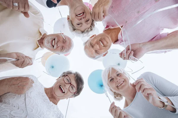 Balonlu Parti Sırasında Dairede Mutlu Üst Düzey Insanlar Düşük Açılı — Stok fotoğraf