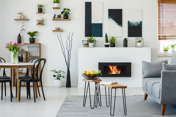 Schwarze Stühle Esstisch Mit Blumen Flachem Interieur Mit Grauem Sofa — Stockfoto