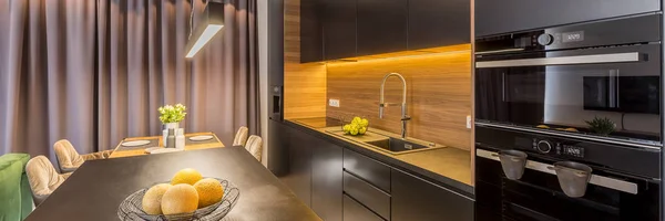 Moderne Kücheneinrichtung Mit Backofen Kücheninsel Und Obstschale Lampe Und Esstisch — Stockfoto