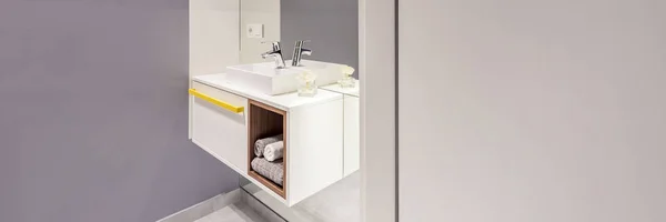 バスルームのインテリアの壁のキャビネットとモダンな洗面器の側面図と空の横にタオル — ストック写真