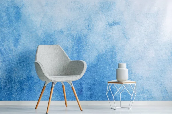 青と白の色オンブル壁上皿と単純な灰色アームチェア 透かし彫りサイド テーブル スペース ルーム インテリアをコピーします 実際の写真 — ストック写真