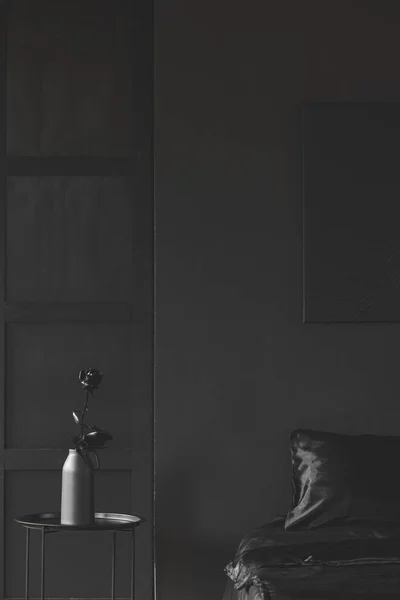 Черная Роза Столе Темном Интерьере Спальни Деревянной Стеной Плакатом Над — стоковое фото