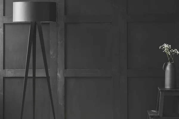 Чорна Лампа Біля Білих Квітів Табуреті Одноколірному Інтер Єрі Вітальні — стокове фото