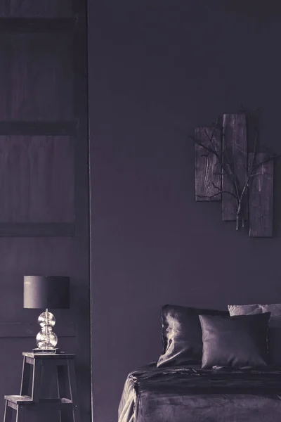 Lampa Židli Vedle Postele Interiéru Tmavě Fialová Ložnice Dřevěnými Dekoracemi — Stock fotografie