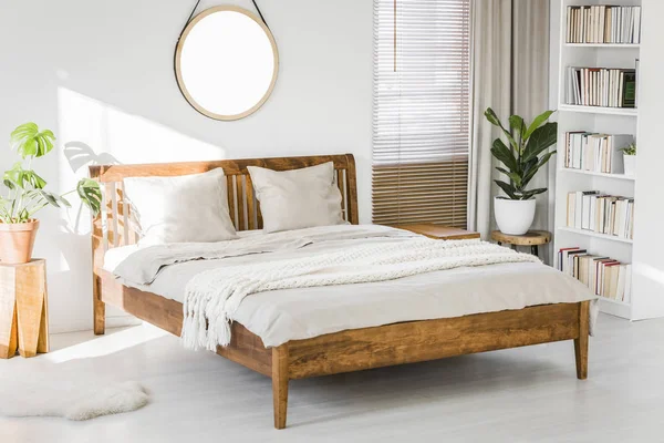 Wit Slaapkamer Interieur Met Houten Kingsize Bed Verse Groene Planten — Stockfoto