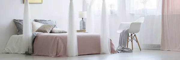 인테리어를 담요로의 사이즈 침대의 — 스톡 사진