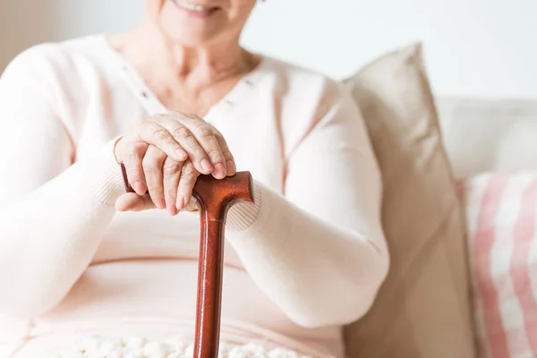 Primer Plano Las Manos Una Mujer Feliz Anciana Descansando Sobre — Foto de Stock