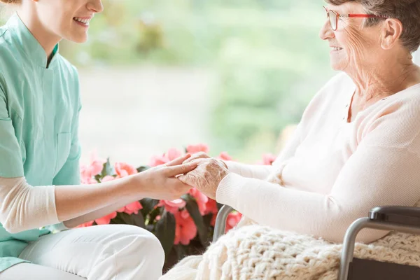 Infermiera Che Prepara Pensionato Disabile Una Passeggiata Nel Giardino Della — Foto Stock