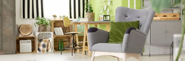 Sillón Gris Con Cojín Terciopelo Verde Pie Interior Luminoso Sala —  Fotos de Stock