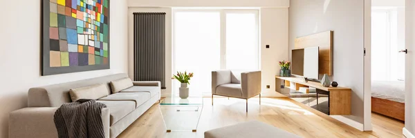 Fiori Sul Tavolo Tra Divano Grigio Poltrona Scandi Loft Interno — Foto Stock