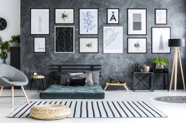Gri oturma odası iç posterler ve yeşil yatak Galeri ile çizgili halı üzerinde kabarık