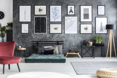 Yeşil yatak gri açık alan iç Galeri posterleri ile yakın kırmızı koltuk