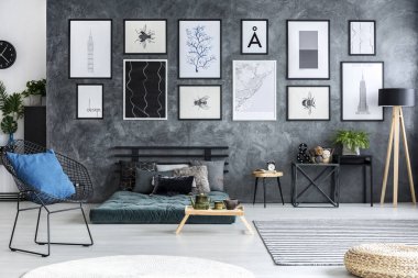 Yeşil yatak modern gri Galeri ile düz iç yakınındaki siyah koltuk mavi yastık