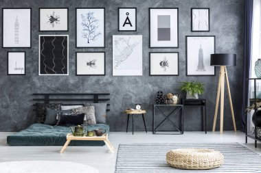 Gri yatak odası iç Galeri posterleri ile duvara yeşil yatak ile halı üzerinde kabarık