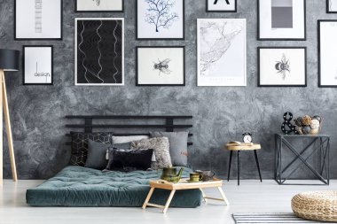 Ahşap Tepsi ve kabarık yanında rahat yatak odası iç posterler beton duvar ile yeşil şilte