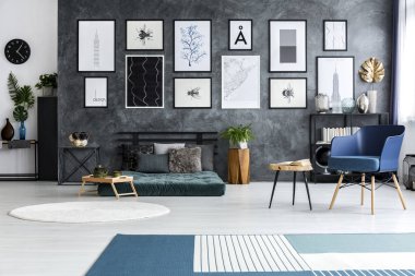 Açık alan iç üretim tesisi ile ahşap bir tabure yanında yeşil yatak ile mavi koltuk