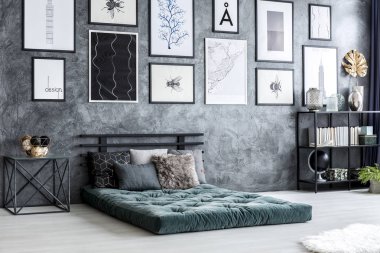 Galeri modern yatak odası iç altın yaprak yeşil şilte üzerinde gri duvarda posterler