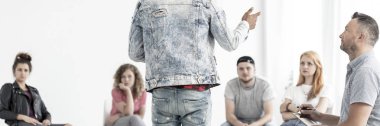Denim kıyafeti gençler için hayat sorunlar hakkında konuşan kişi Panoraması