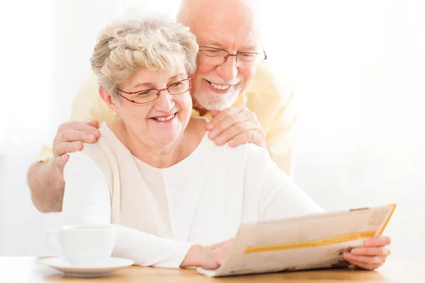 Joyeux Beau Couple Personnes Âgées Lecture Journal Maison — Photo