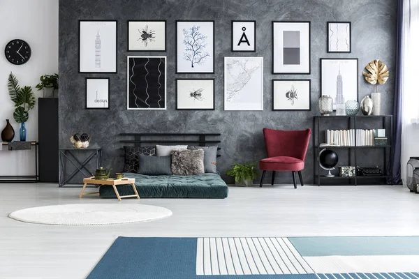 Karpet Biru Dan Karpet Interior Apartemen Yang Luas Dengan Kursi — Stok Foto