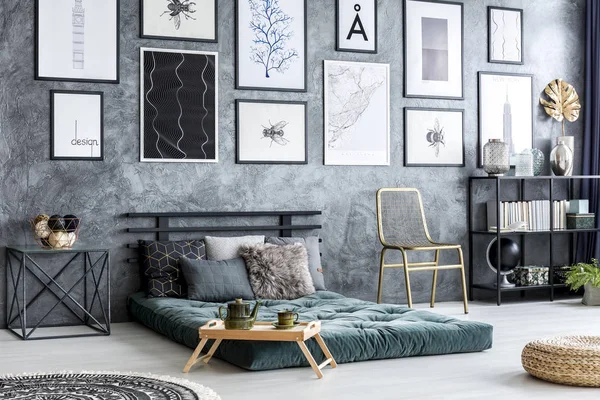 Galeri posterleri gri Duvar ile modern düz iç yeşil bir yatak yanındaki altın sandalye