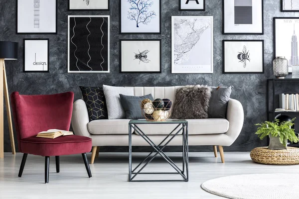 Roter Sessel Neben Beigem Sofa Modernem Wohnzimmerinterieur Mit Postergalerie — Stockfoto