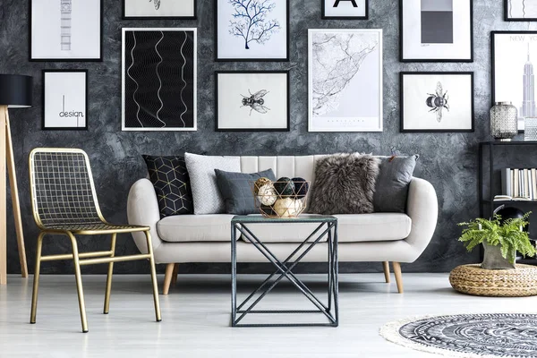 Guld Stol Nära Beige Soffa Modern Lägenhet Interiör Med Galleri — Stockfoto