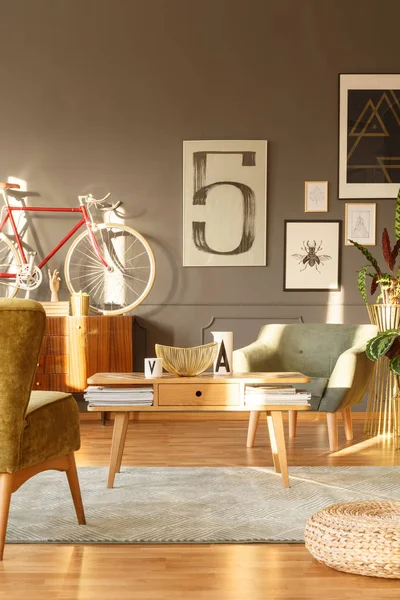 Reflecties Van Zon Een Hipster Woonkamer Interieur Met Groene Fauteuils — Stockfoto