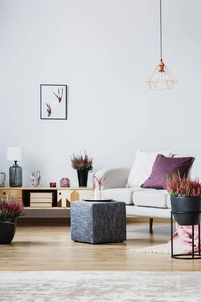 Vaso Candela Sul Pouf Grigio Accanto Alla Credenza Legno Divano — Foto Stock